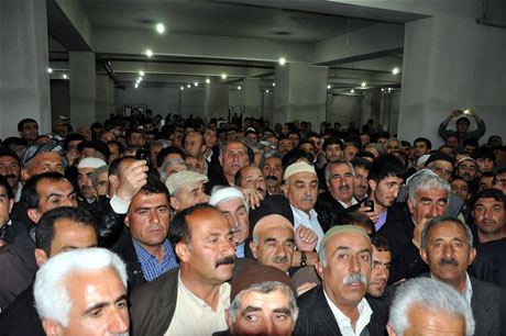 Yüksekova'da Kutlu Doğum Haftası münasebetiyle Peygamber Efendimizin (SAV) Sakal-ı Şerifi ziyaret açıldığı sırada büyük izdiham yaşandı.