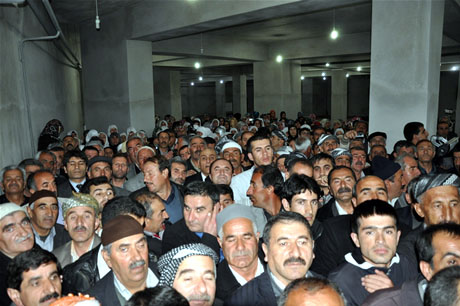 Yüksekova'da Kutlu Doğum Haftası münasebetiyle Peygamber Efendimizin (SAV) Sakal-ı Şerifi ziyaret açıldığı sırada büyük izdiham yaşandı.