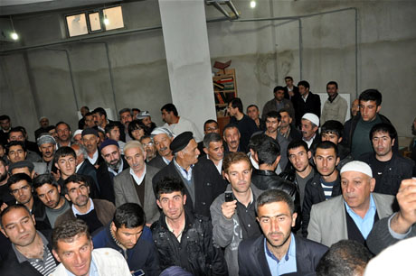 Yüksekova'da Kutlu Doğum Haftası münasebetiyle Peygamber Efendimizin (SAV) Sakal-ı Şerifi ziyaret açıldığı sırada büyük izdiham yaşandı.