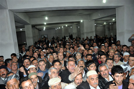 Yüksekova'da Kutlu Doğum Haftası münasebetiyle Peygamber Efendimizin (SAV) Sakal-ı Şerifi ziyaret açıldığı sırada büyük izdiham yaşandı.