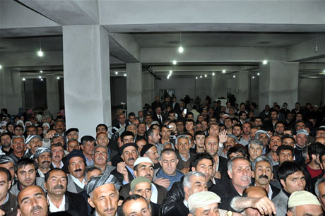 Yüksekova'da Kutlu Doğum Haftası münasebetiyle Peygamber Efendimizin (SAV) Sakal-ı Şerifi ziyaret açıldığı sırada büyük izdiham yaşandı.