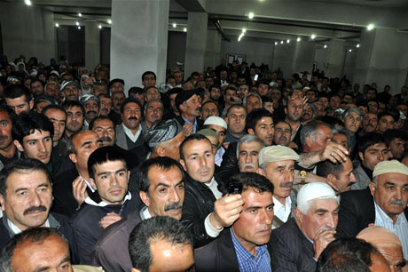 Yüksekova'da Kutlu Doğum Haftası münasebetiyle Peygamber Efendimizin (SAV) Sakal-ı Şerifi ziyaret açıldığı sırada büyük izdiham yaşandı.