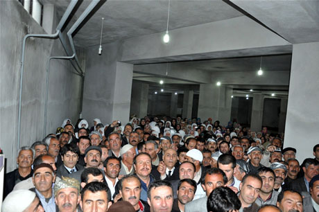 Yüksekova'da Kutlu Doğum Haftası münasebetiyle Peygamber Efendimizin (SAV) Sakal-ı Şerifi ziyaret açıldığı sırada büyük izdiham yaşandı.