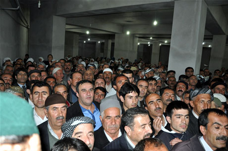 Yüksekova'da Kutlu Doğum Haftası münasebetiyle Peygamber Efendimizin (SAV) Sakal-ı Şerifi ziyaret açıldığı sırada büyük izdiham yaşandı.