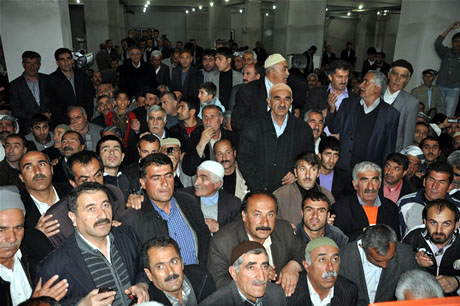 Yüksekova'da Kutlu Doğum Haftası münasebetiyle Peygamber Efendimizin (SAV) Sakal-ı Şerifi ziyaret açıldığı sırada büyük izdiham yaşandı.