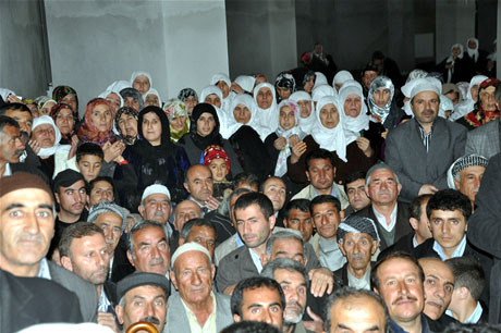 Yüksekova'da Kutlu Doğum Haftası münasebetiyle Peygamber Efendimizin (SAV) Sakal-ı Şerifi ziyaret açıldığı sırada büyük izdiham yaşandı.
