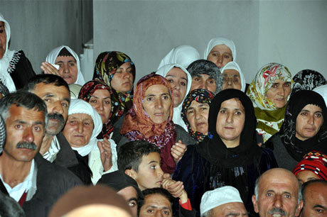 Yüksekova'da Kutlu Doğum Haftası münasebetiyle Peygamber Efendimizin (SAV) Sakal-ı Şerifi ziyaret açıldığı sırada büyük izdiham yaşandı.