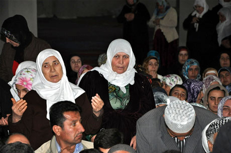 Yüksekova'da Kutlu Doğum Haftası münasebetiyle Peygamber Efendimizin (SAV) Sakal-ı Şerifi ziyaret açıldığı sırada büyük izdiham yaşandı.