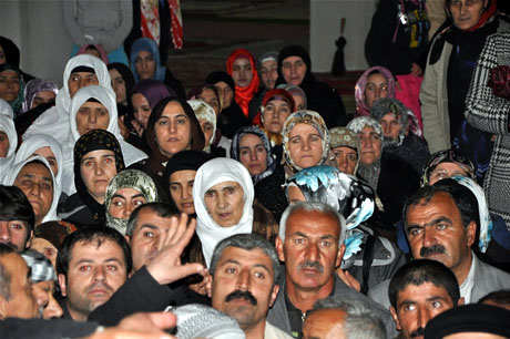 Yüksekova'da Kutlu Doğum Haftası münasebetiyle Peygamber Efendimizin (SAV) Sakal-ı Şerifi ziyaret açıldığı sırada büyük izdiham yaşandı.