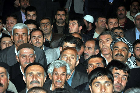 Yüksekova'da Kutlu Doğum Haftası münasebetiyle Peygamber Efendimizin (SAV) Sakal-ı Şerifi ziyaret açıldığı sırada büyük izdiham yaşandı.