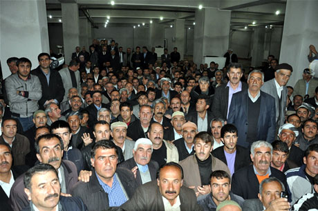 Yüksekova'da Kutlu Doğum Haftası münasebetiyle Peygamber Efendimizin (SAV) Sakal-ı Şerifi ziyaret açıldığı sırada büyük izdiham yaşandı.