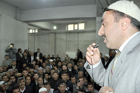 Yüksekova'da Kutlu Doğum Haftası münasebetiyle Peygamber Efendimizin (SAV) Sakal-ı Şerifi ziyaret açıldığı sırada büyük izdiham yaşandı.