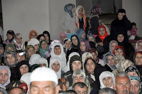 Yüksekova'da Kutlu Doğum Haftası münasebetiyle Peygamber Efendimizin (SAV) Sakal-ı Şerifi ziyaret açıldığı sırada büyük izdiham yaşandı.