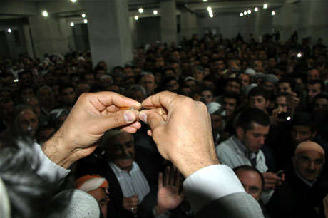 Yüksekova'da Kutlu Doğum Haftası münasebetiyle Peygamber Efendimizin (SAV) Sakal-ı Şerifi ziyaret açıldığı sırada büyük izdiham yaşandı.