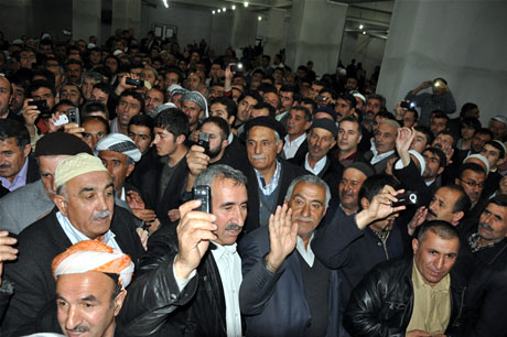 Yüksekova'da Kutlu Doğum Haftası münasebetiyle Peygamber Efendimizin (SAV) Sakal-ı Şerifi ziyaret açıldığı sırada büyük izdiham yaşandı.