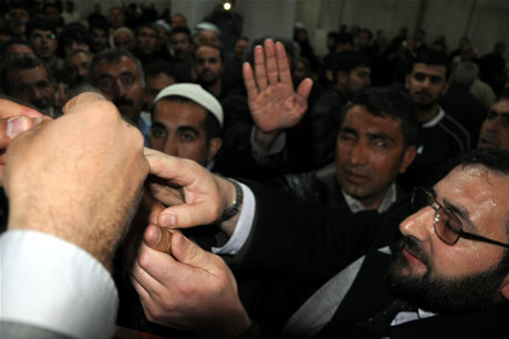 Yüksekova'da Kutlu Doğum Haftası münasebetiyle Peygamber Efendimizin (SAV) Sakal-ı Şerifi ziyaret açıldığı sırada büyük izdiham yaşandı.