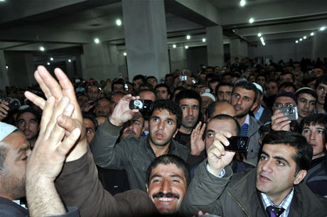 Yüksekova'da Kutlu Doğum Haftası münasebetiyle Peygamber Efendimizin (SAV) Sakal-ı Şerifi ziyaret açıldığı sırada büyük izdiham yaşandı.