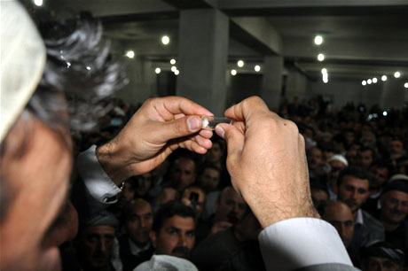 Yüksekova'da Kutlu Doğum Haftası münasebetiyle Peygamber Efendimizin (SAV) Sakal-ı Şerifi ziyaret açıldığı sırada büyük izdiham yaşandı.