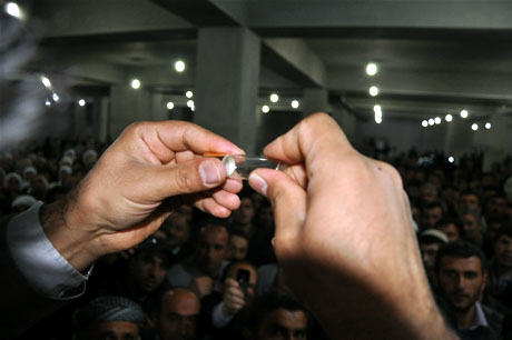 Yüksekova'da Kutlu Doğum Haftası münasebetiyle Peygamber Efendimizin (SAV) Sakal-ı Şerifi ziyaret açıldığı sırada büyük izdiham yaşandı.