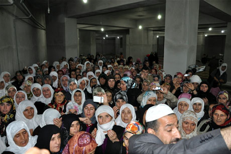 Yüksekova'da Kutlu Doğum Haftası münasebetiyle Peygamber Efendimizin (SAV) Sakal-ı Şerifi ziyaret açıldığı sırada büyük izdiham yaşandı.