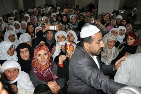 Yüksekova'da Kutlu Doğum Haftası münasebetiyle Peygamber Efendimizin (SAV) Sakal-ı Şerifi ziyaret açıldığı sırada büyük izdiham yaşandı.