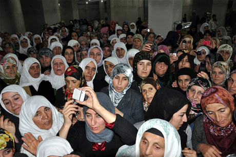 Yüksekova'da Kutlu Doğum Haftası münasebetiyle Peygamber Efendimizin (SAV) Sakal-ı Şerifi ziyaret açıldığı sırada büyük izdiham yaşandı.