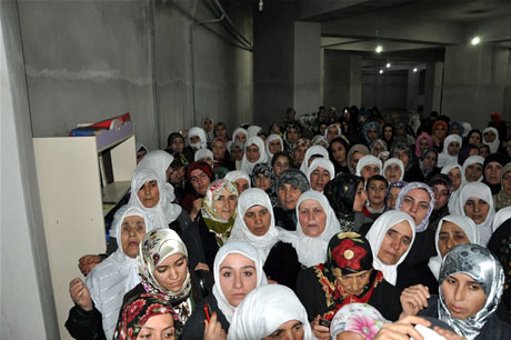 Yüksekova'da Kutlu Doğum Haftası münasebetiyle Peygamber Efendimizin (SAV) Sakal-ı Şerifi ziyaret açıldığı sırada büyük izdiham yaşandı.