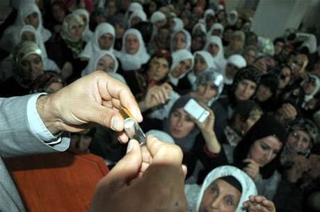 Yüksekova'da Kutlu Doğum Haftası münasebetiyle Peygamber Efendimizin (SAV) Sakal-ı Şerifi ziyaret açıldığı sırada büyük izdiham yaşandı.