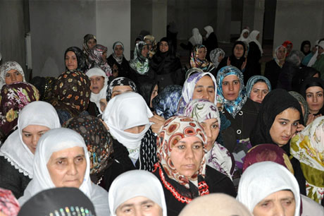 Yüksekova'da Kutlu Doğum Haftası münasebetiyle Peygamber Efendimizin (SAV) Sakal-ı Şerifi ziyaret açıldığı sırada büyük izdiham yaşandı.