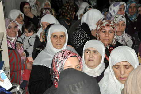 Yüksekova'da Kutlu Doğum Haftası münasebetiyle Peygamber Efendimizin (SAV) Sakal-ı Şerifi ziyaret açıldığı sırada büyük izdiham yaşandı.