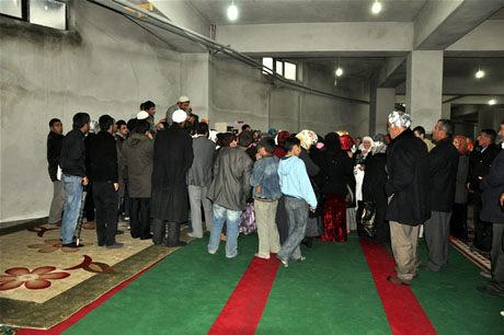 Yüksekova'da Kutlu Doğum Haftası münasebetiyle Peygamber Efendimizin (SAV) Sakal-ı Şerifi ziyaret açıldığı sırada büyük izdiham yaşandı.