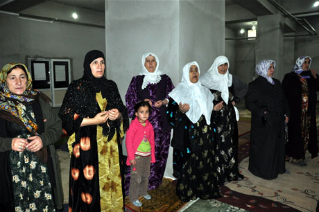 Yüksekova'da Kutlu Doğum Haftası münasebetiyle Peygamber Efendimizin (SAV) Sakal-ı Şerifi ziyaret açıldığı sırada büyük izdiham yaşandı.