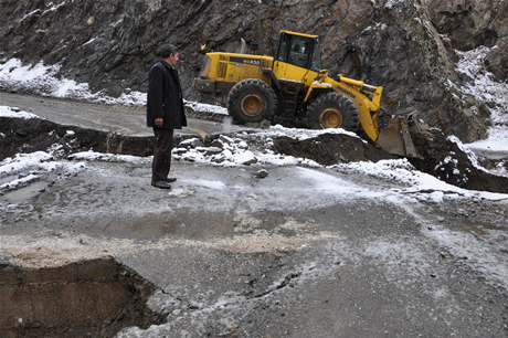 Hakkari'nin Yüksekova ilçesinde etkili olan yağışlar sel dönüşünce bir çok köy sel sular altında kaldı.