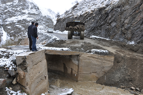 Hakkari'nin Yüksekova ilçesinde etkili olan yağışlar sel dönüşünce bir çok köy sel sular altında kaldı.