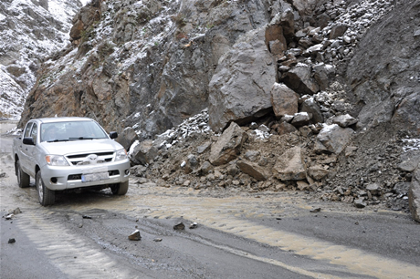 Hakkari'nin Yüksekova ilçesinde etkili olan yağışlar sel dönüşünce bir çok köy sel sular altında kaldı.
