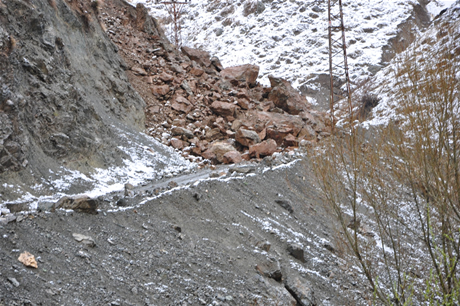 Hakkari'nin Yüksekova ilçesinde etkili olan yağışlar sel dönüşünce bir çok köy sel sular altında kaldı.