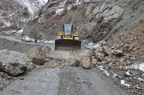 Hakkari'nin Yüksekova ilçesinde etkili olan yağışlar sel dönüşünce bir çok köy sel sular altında kaldı.