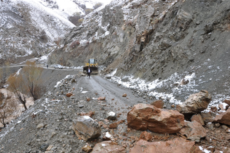 Hakkari'nin Yüksekova ilçesinde etkili olan yağışlar sel dönüşünce bir çok köy sel sular altında kaldı.
