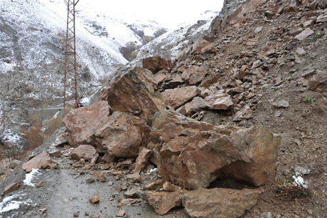 Hakkari'nin Yüksekova ilçesinde etkili olan yağışlar sel dönüşünce bir çok köy sel sular altında kaldı.