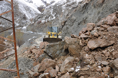 Hakkari'nin Yüksekova ilçesinde etkili olan yağışlar sel dönüşünce bir çok köy sel sular altında kaldı.