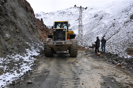 Hakkari'nin Yüksekova ilçesinde etkili olan yağışlar sel dönüşünce bir çok köy sel sular altında kaldı.