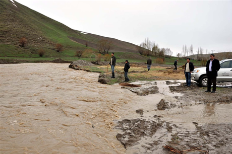 Hakkari'nin Yüksekova ilçesinde etkili olan yağışlar sel dönüşünce bir çok köy sel sular altında kaldı.