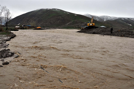 Hakkari'nin Yüksekova ilçesinde etkili olan yağışlar sel dönüşünce bir çok köy sel sular altında kaldı.