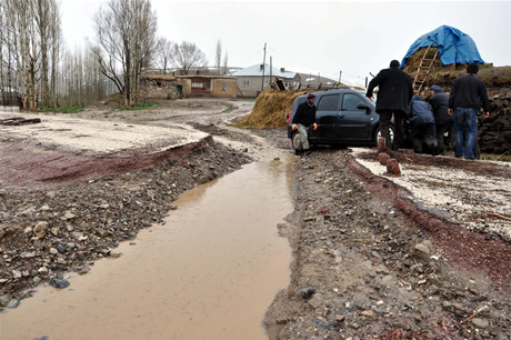 Hakkari'nin Yüksekova ilçesinde etkili olan yağışlar sel dönüşünce bir çok köy sel sular altında kaldı.