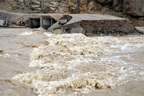 Hakkari'nin Yüksekova ilçesinde etkili olan yağışlar sel dönüşünce bir çok köy sel sular altında kaldı.
