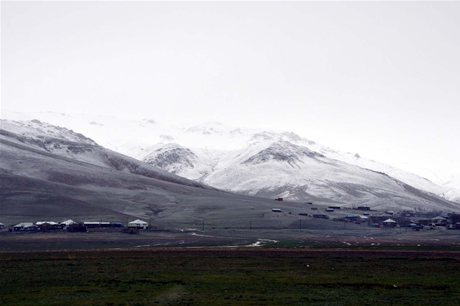 Hakkari'nin Yüksekova ilçesinde etkili olan yağışlar sel dönüşünce bir çok köy sel sular altında kaldı.