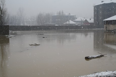 Hakkari'nin Yüksekova ilçesinde etkili olan yağışlar sel dönüşünce bir çok köy sel sular altında kaldı.