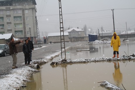 Hakkari'nin Yüksekova ilçesinde etkili olan yağışlar sel dönüşünce bir çok köy sel sular altında kaldı.