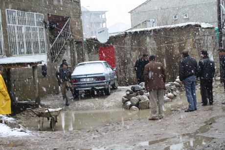 Hakkari'nin Yüksekova ilçesinde etkili olan yağışlar sel dönüşünce bir çok köy sel sular altında kaldı.