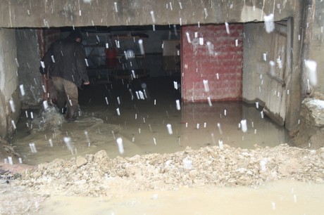 Hakkari'nin Yüksekova ilçesinde etkili olan yağışlar sel dönüşünce bir çok köy sel sular altında kaldı.